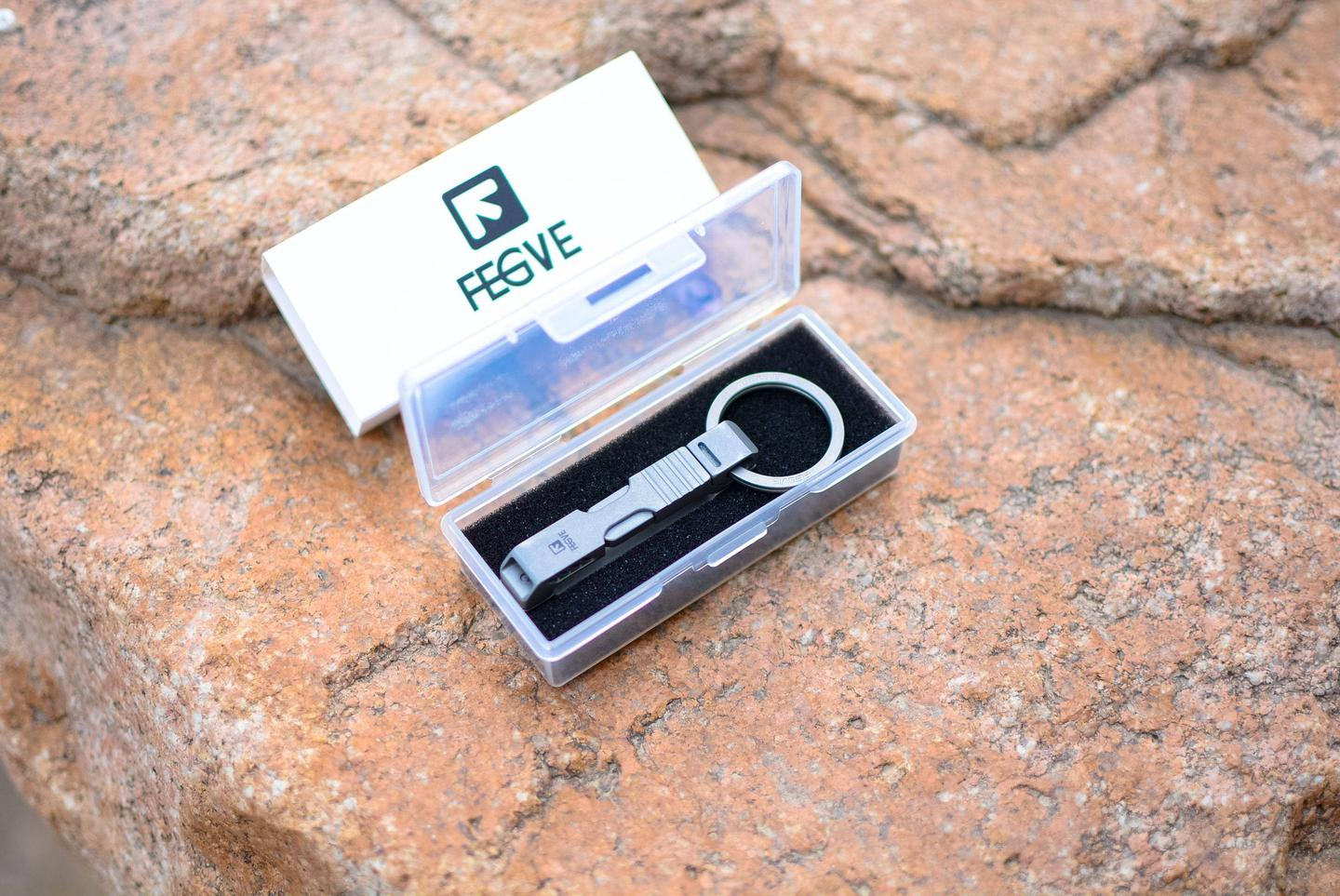 All-titanium industrial wind keychain: comes with a hidden titanium alloy express knife: Feige titanium alloy keychain