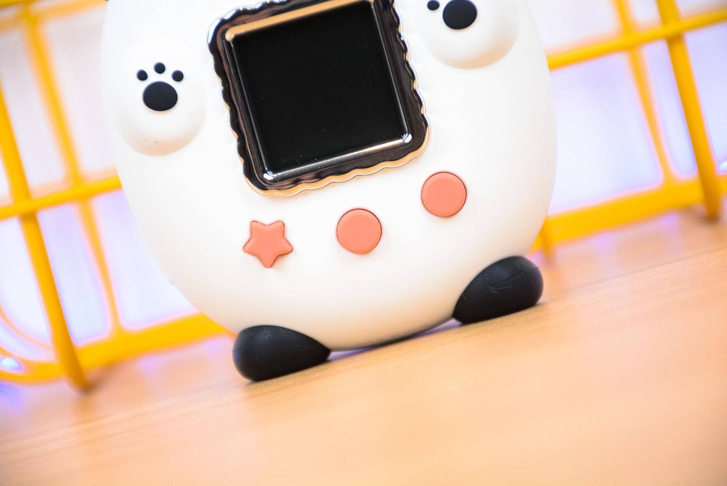 Who says heating pads can only be used in winter? They can be used for gaming and as a power bank: The Butter Cat Pet Egg Heating Pad