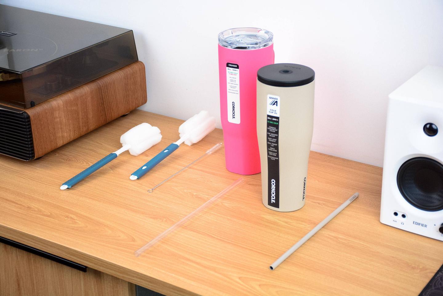 Can be used as a refrigerator, this cutting-edge tech thermos cup? The Cool Leather Giant Thermos Cup, which maintains a low temperature without the need for electricity.